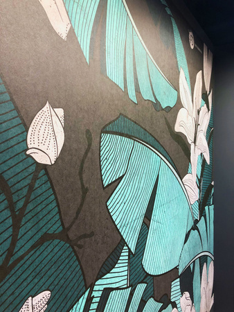 Tapeta winylowa struktura płótna liście bananowca kwiaty czarne tło - BANANA LEAVES